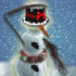Un muñeco de nieve con sombrero negro
